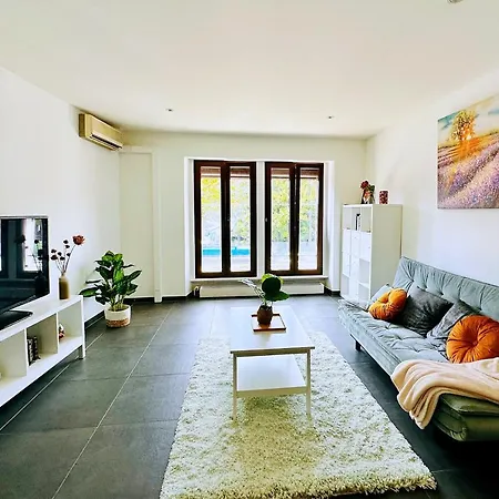 Side Apartment! Apartment