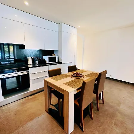 Apartment Side Apartment! *